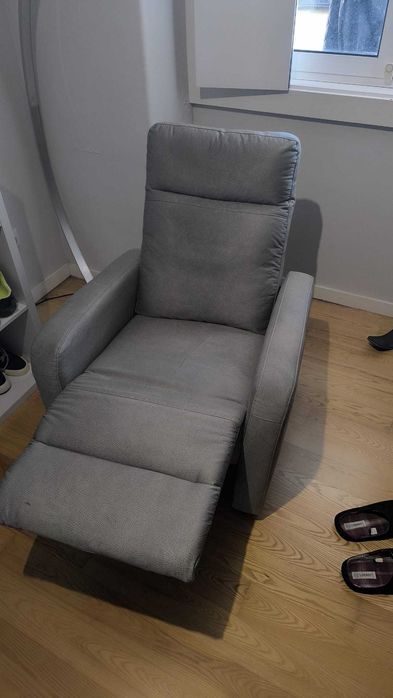 Poltrona Reclinável Cinza - Conforto e Elegância