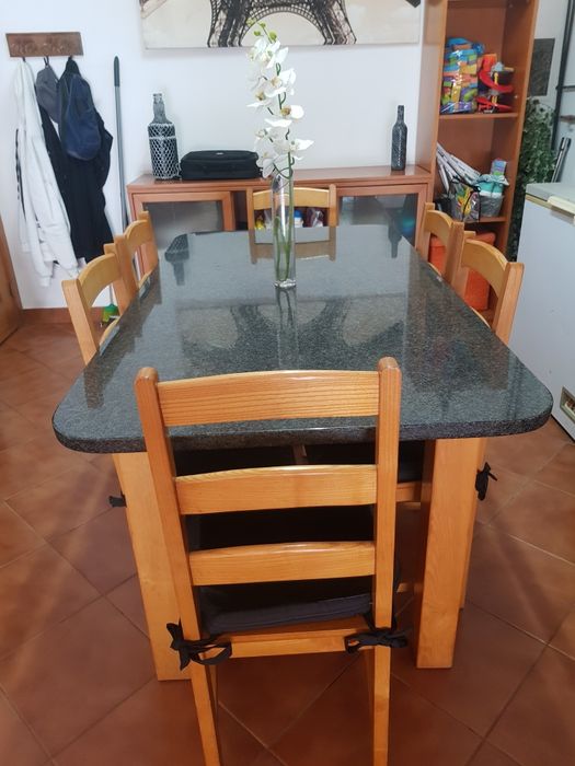 Conjunto de mesa  e cadeiras