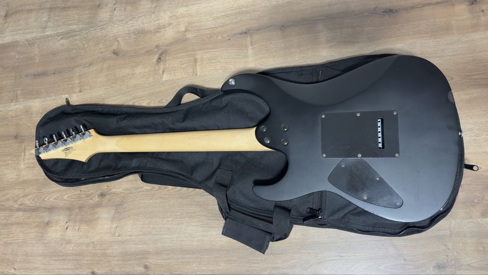 Guitarra elétrica Xcort X-1 + Amplificador Cort CM10G + Bolsa