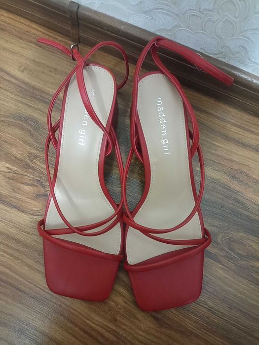 Босоніжки жіночі