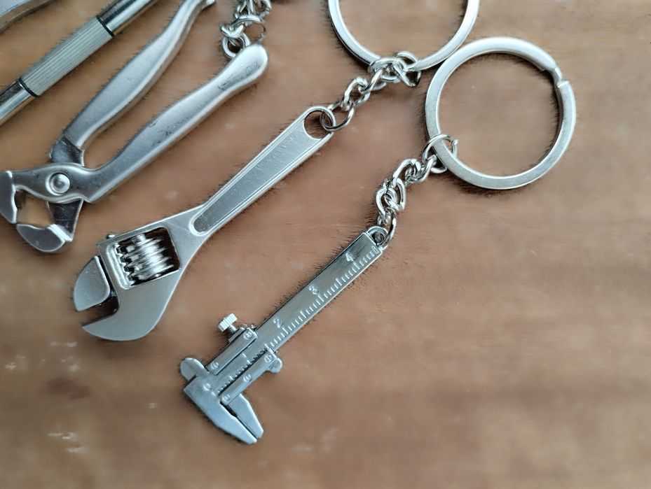 Подарок декоративные инструменты брелок