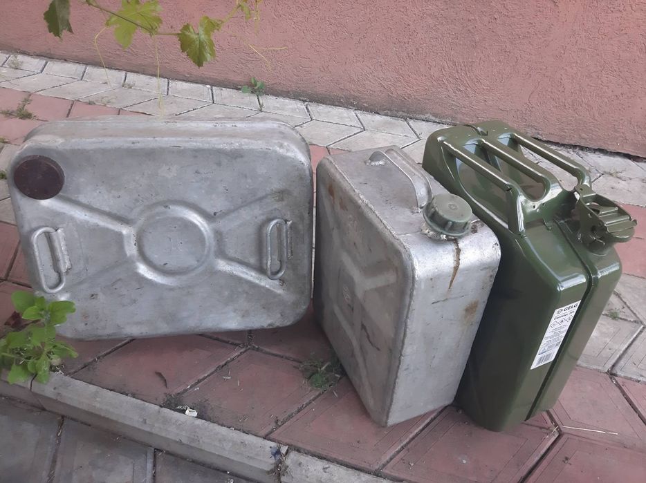 Продам канистры 1000 грн за 1 шт.