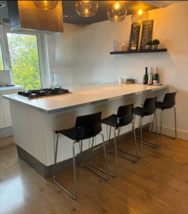 Kuchnia Szafki kuchenne, blat i plyta gazowa. Też jako wyspa
