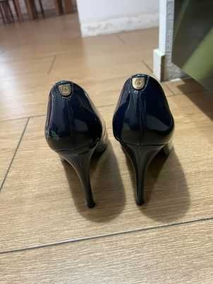 buty na słupku, szpilki granatowe, eleganckie