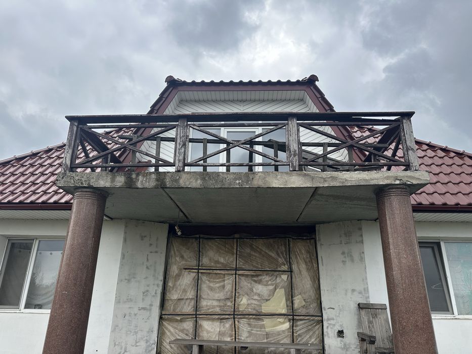 400 метрів, сховище 120 , теріторія , гараж 2 авто , 3 спальні