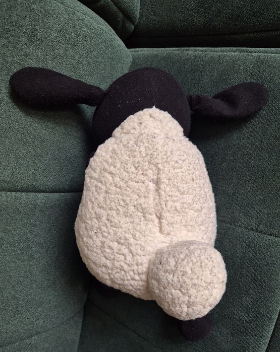 Owca, baranek Shaun (wysokość ok. 37 cm).