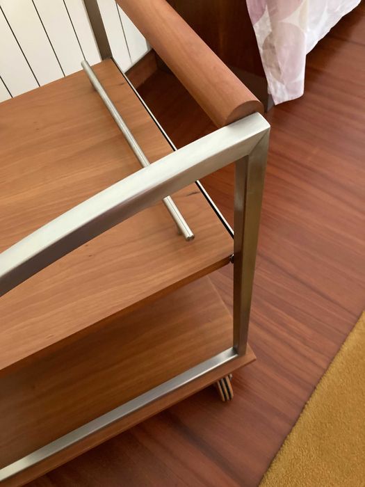 Carrinho de chá de madeira e aço inoxidável.