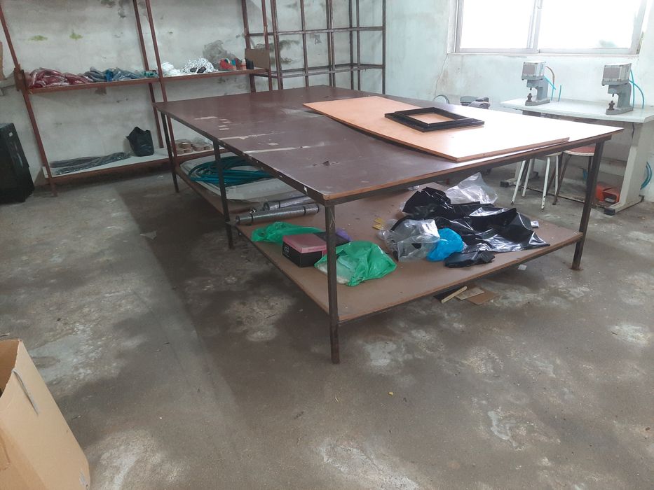 Mesa de corte em bom estado. Nas Taipas