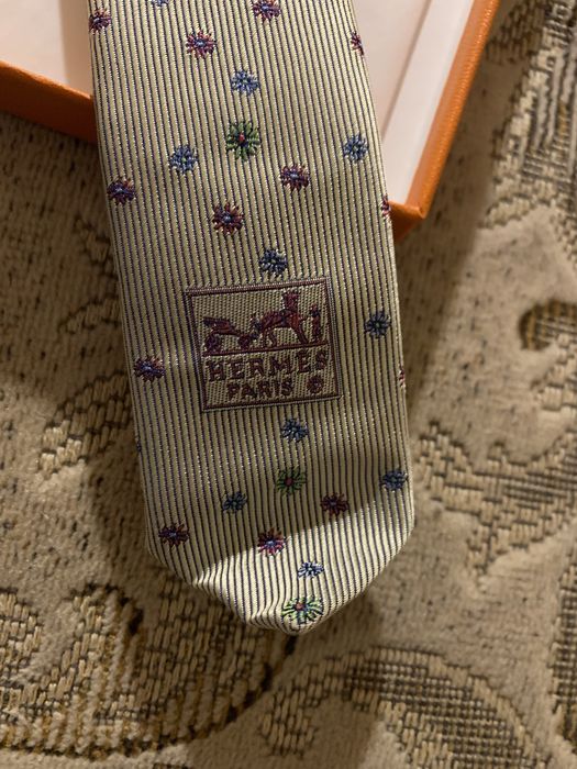 Krawat Hermes jedwabny w pudelku