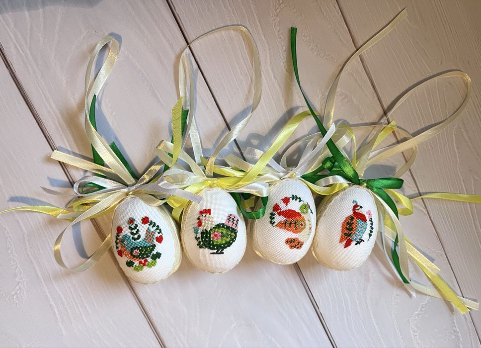 Великодні писанки з ручною вишивкою хрестиком