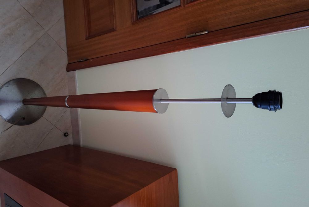 Candeeiro de pé alto - estilo moderno