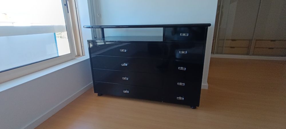 Cómoda elegante em preto