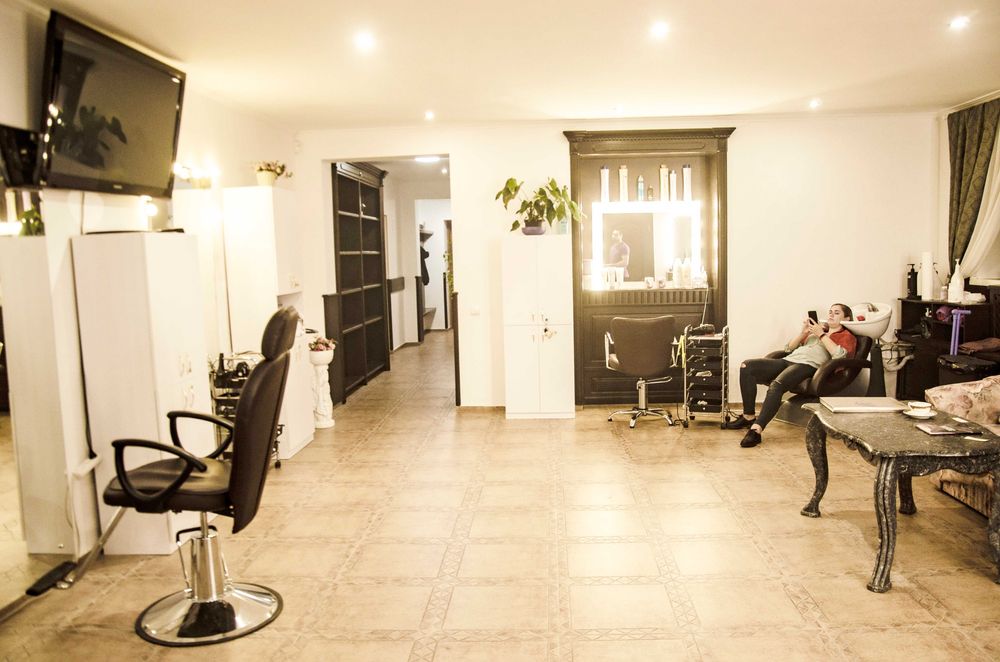 Центр. Оренда місця в салоні. В нас беспечно та завжди є світло