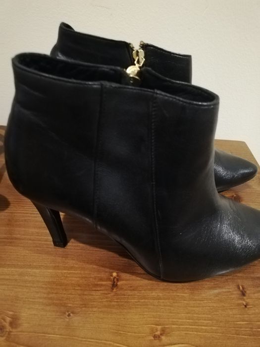 Botins pretos em pele novos.