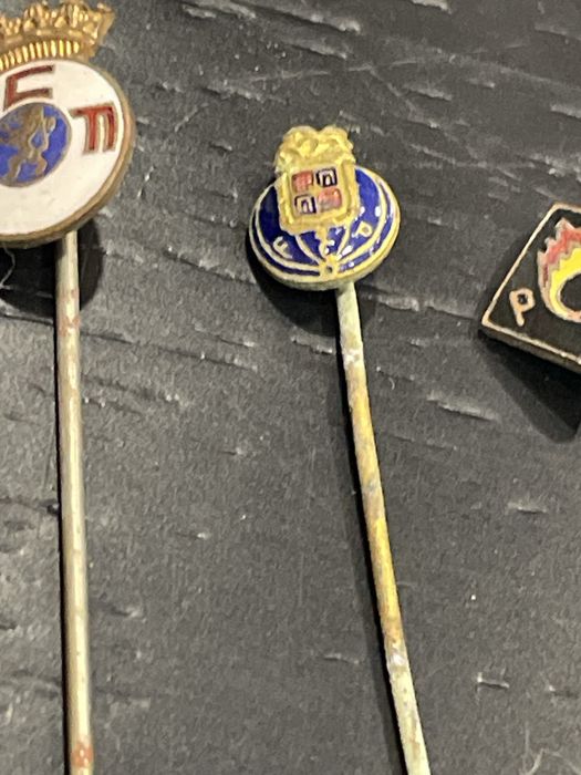 Alfinetes antigos de clubes de futebol
