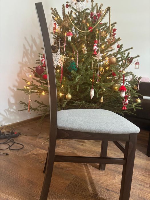 Drewniane krzesła tapicerowane