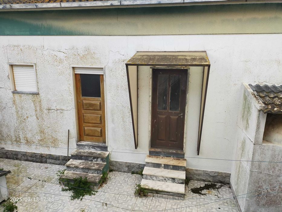 moradia T2 com garagem e anexo