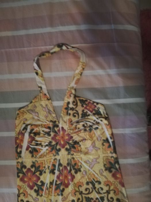 Vestido curto de prender ao pescoço,