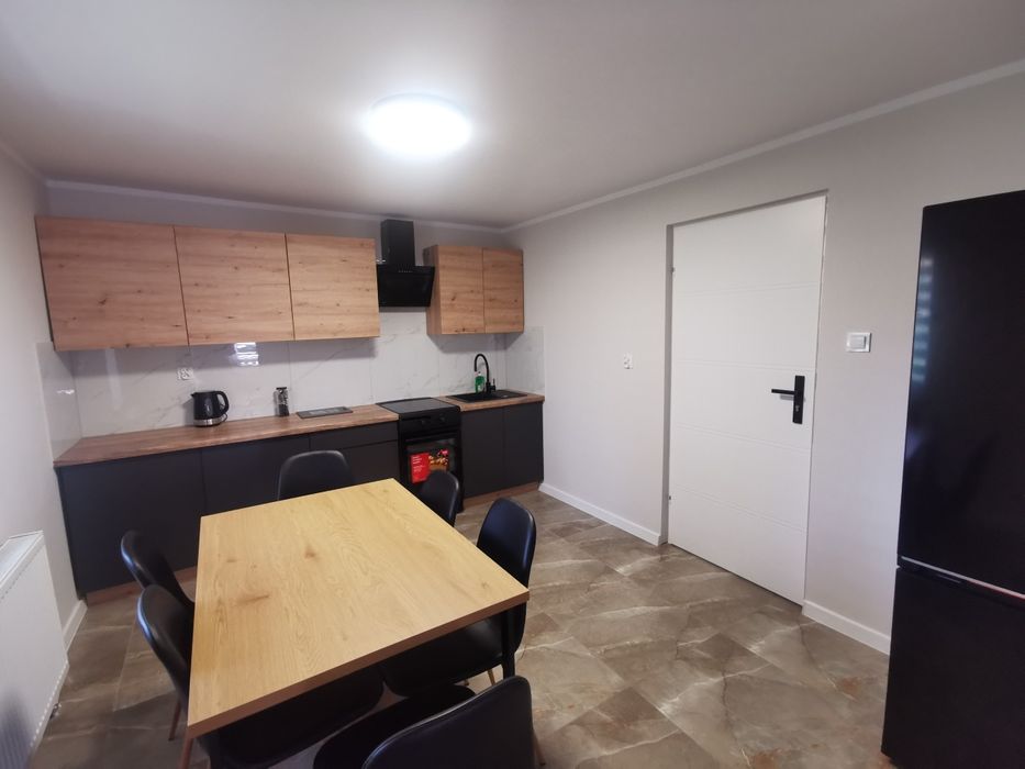 Dom dla firm blisko fabryki Mercedesa.