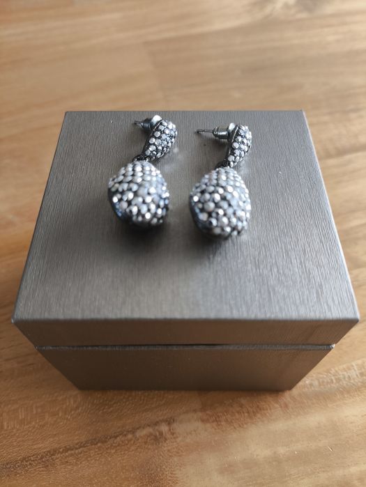 Brincos elegantes na caixa