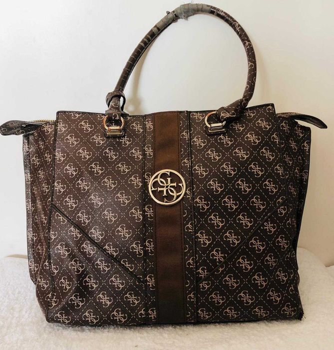 Mala  com uso da marcaGuess