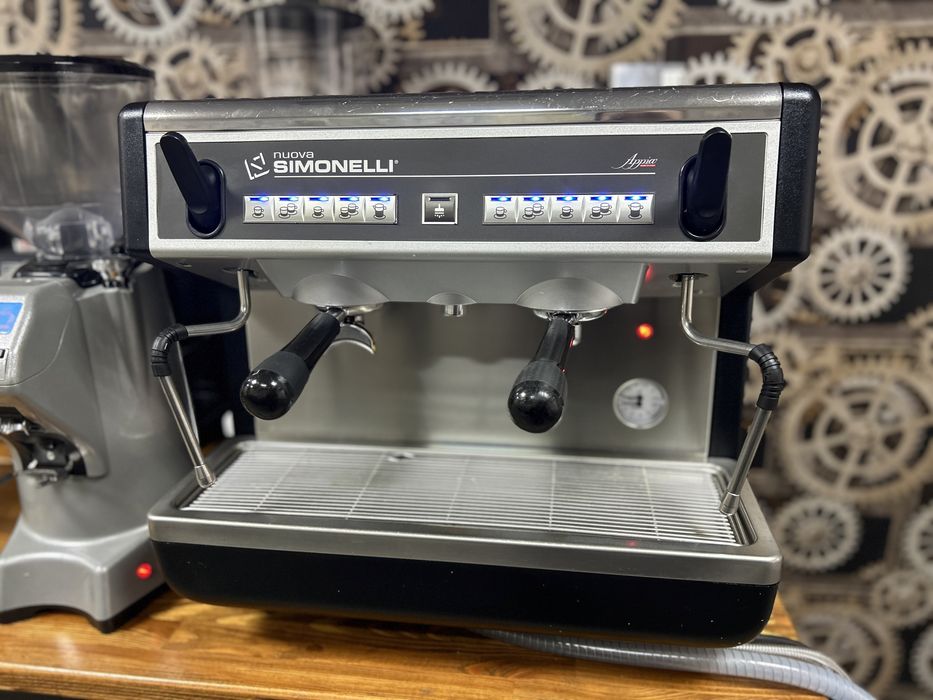 Кавомашина Nuova Simonelli висока група компакт