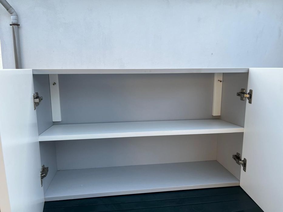 Móvel de casa de banho cinzento, com duas portas