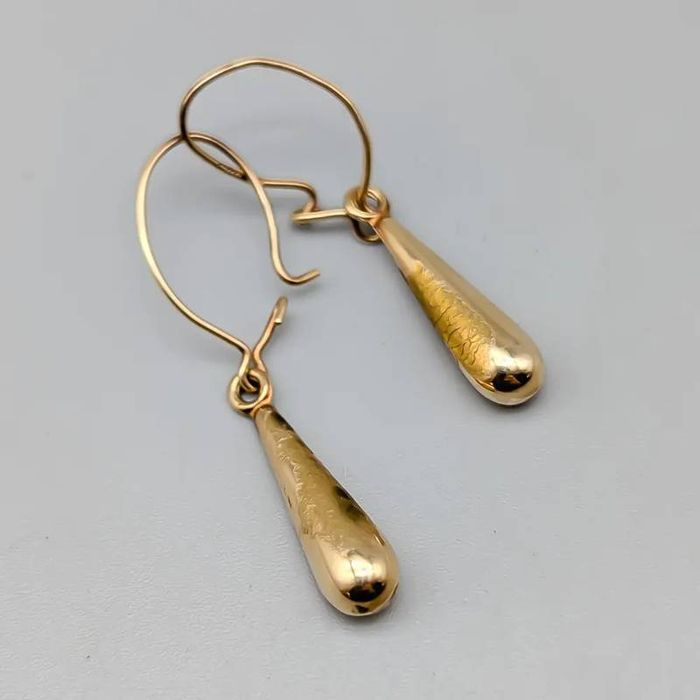 Brincos em ouro 14 quilates; 0.79 gramas; 30mm