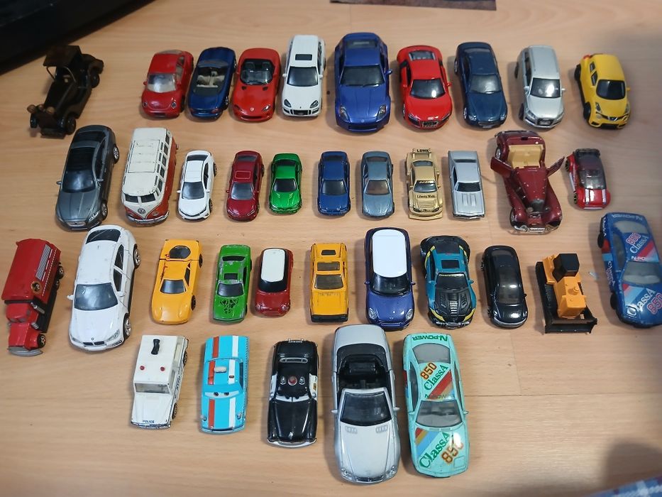 Miniaturas e um camião da b. P. Em bom estado