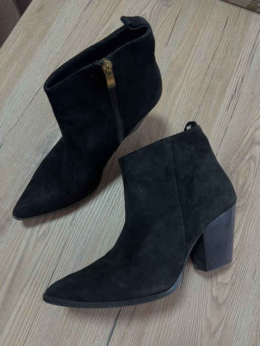 Взуття . Чобітки, замшеві, «козаки»