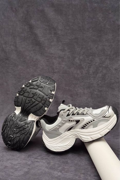 Стильні жіночі кросівки