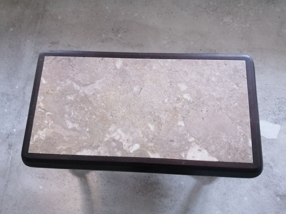 Mesa de centro com tampo em mármore.