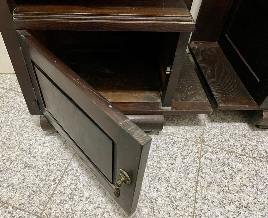 Duas mesinhas de cabeceira