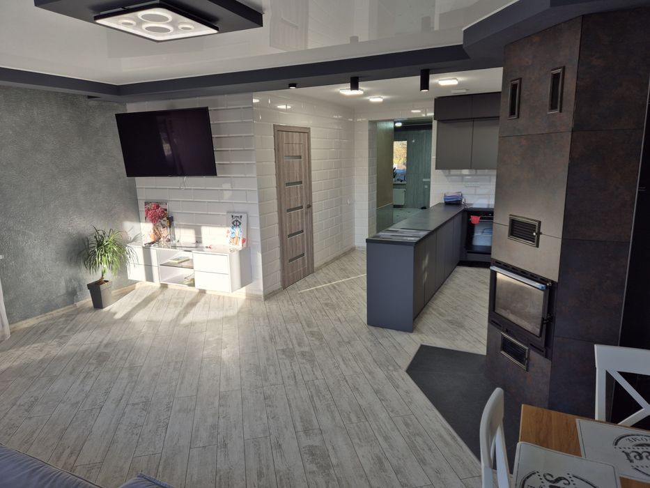 Будинок біля води. Перша лінія