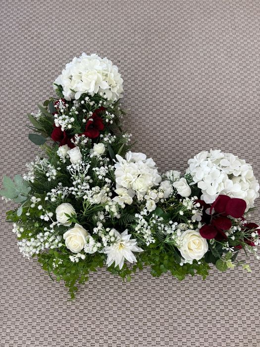 Um conjunto de dois arranjos flores artificiais