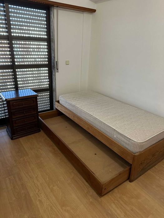 Cama + colchão + secretária + mesa de cabeceira – tudo por 120 €
