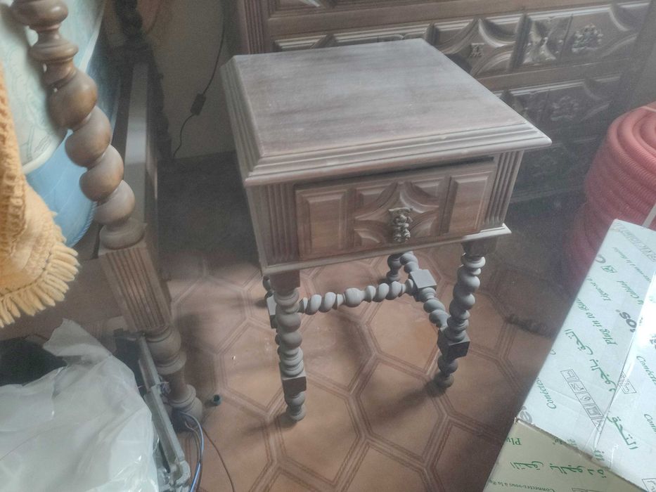Cama e mesa de cabeceira em madeira