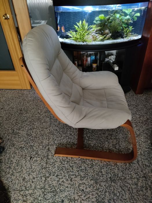 Cadeirão em pele camurça