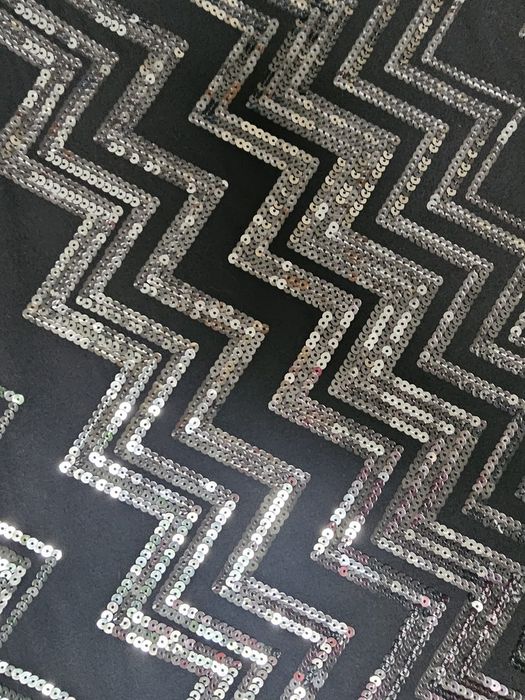 Efektowna czarna sukienka ze srebrnym cekinowym wzorem na wyjątkowe ok