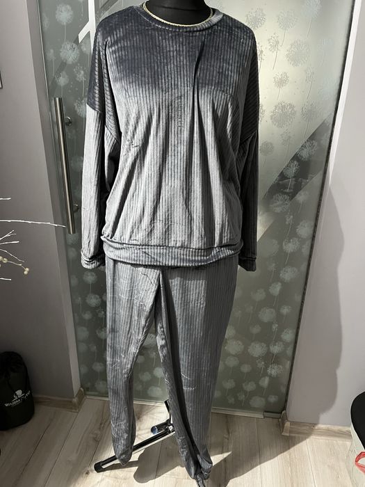 Prazkowany dres welurowy