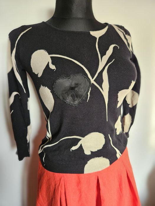 Sweter czarny w tulipany