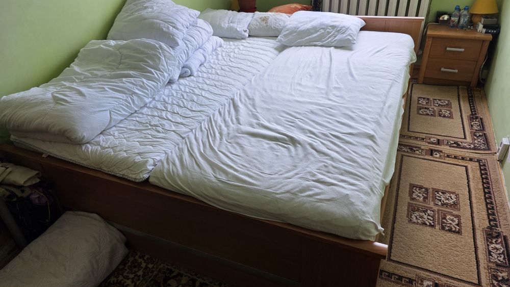 Łóżko podwójne do sypialni + szafka, toaletka i lustro