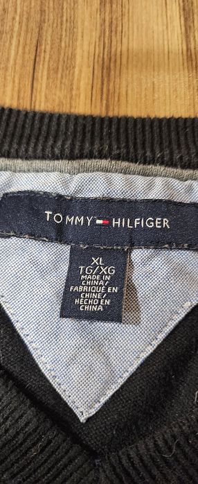 Czarny sweterek Tommy Hilfilger r. XL.