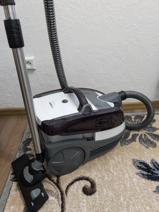 Пилосос миючий з аквафільтром Bosch BWD41740