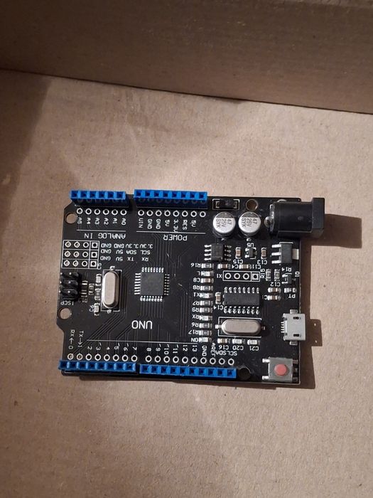 Arduino UNO (клон)

Це клон Arduino UNO R3 (мікросхема CH340 на USB).