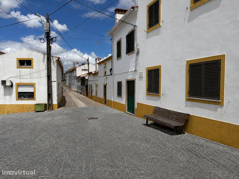 Moradia em Banda T2 com Charme e Potencial para a Sua Casa Ideal