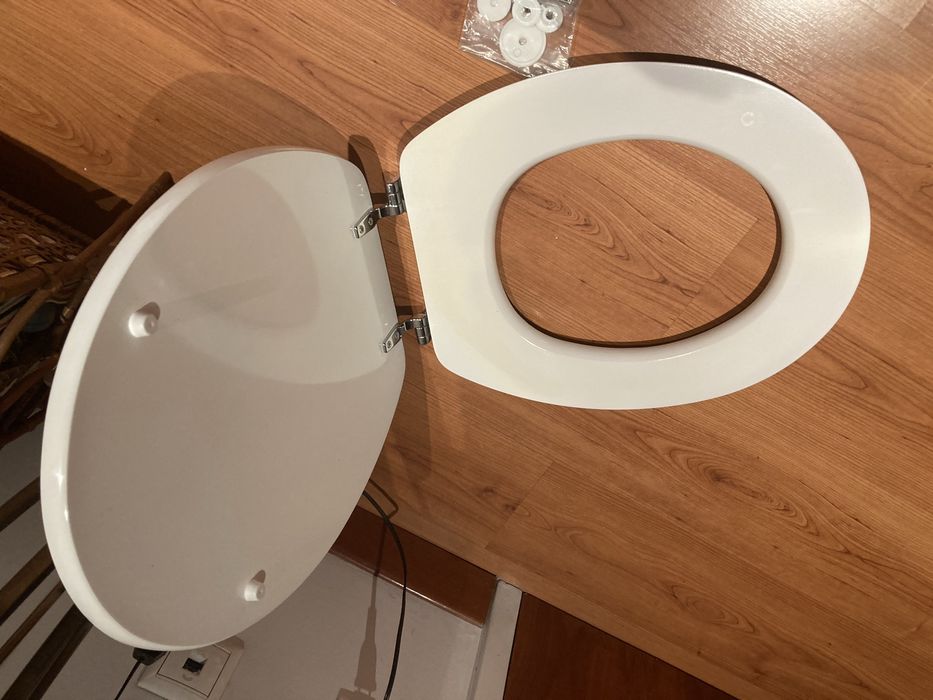 Tampa sanita em madeira lacada branco