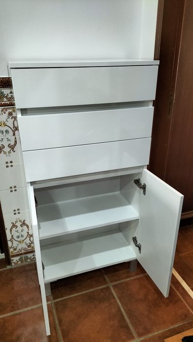 Móvel branco em ótimo estado