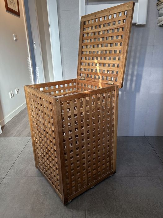 Cesto de roupa suja de madeira