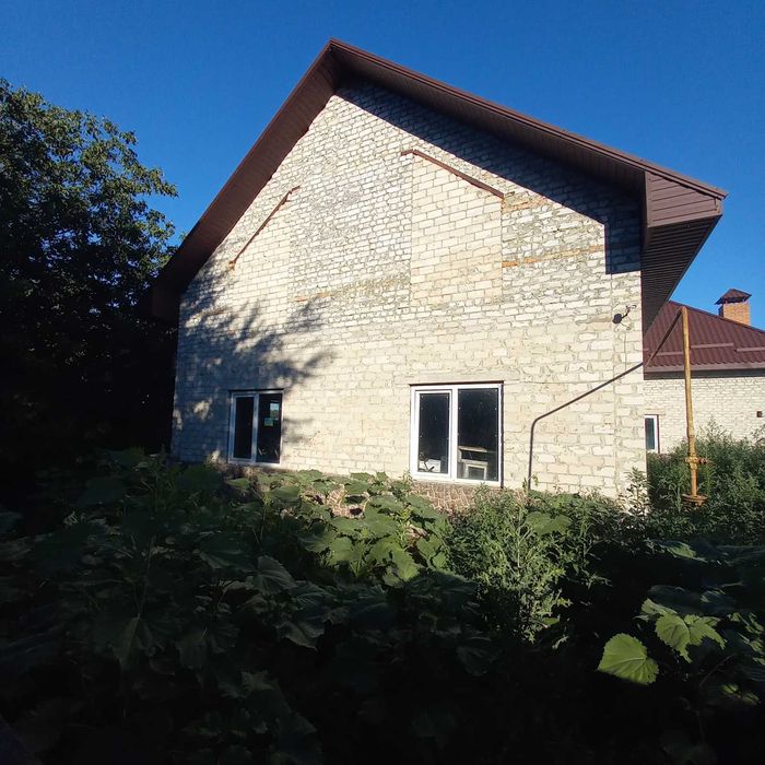 Здам в довгострокову оренду будинок. Потребує внутрішнього ремонту.